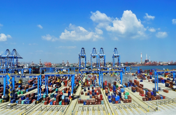 面對日益全球化的挑戰(zhàn)，我們需要不斷創(chuàng)新和提升國際物流的水平